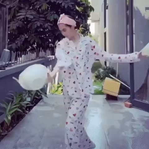 Trong clip, nữ hoàng nội y Ngọc Trinh diện bộ đồ ở nhà, đeo băng đô màu hồng dễ thương và hai tay cầm hai rổ rau sau đó bắt đầu múa may quay cuồng nhưng tuyệt nhiên không làm rớt cọng rau nào.