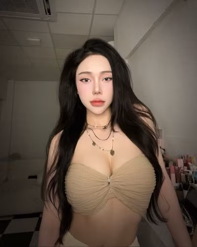 Dương Mỹ Diện được nhiều người biết đến với tên gọi hot girl Cam Cam. Biệt danh này có lẽ đến từ vùng đất nơi cô sinh ra - đất mũi Cà Mau.