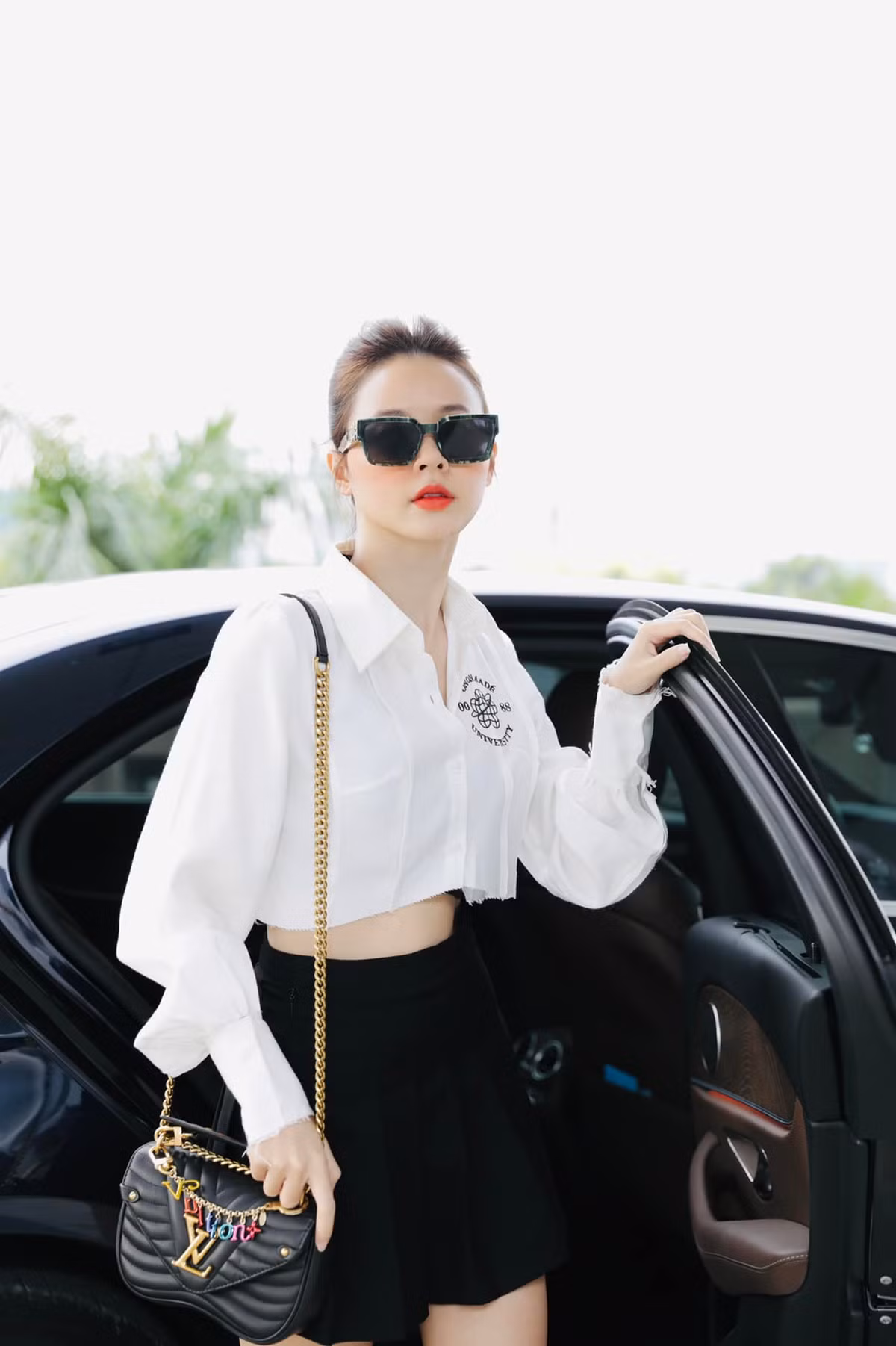 Mới đây trên trang cá nhân, Midu gây chú ý khi cập nhật loạt ảnh mới. Trong hình, nàng hot girl diện trang phục khỏe khoắn với váy ngắn và sơ mi trắng.