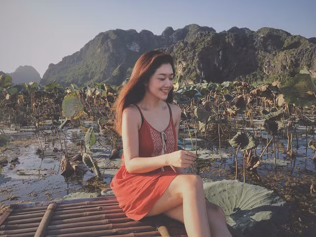 Về phần mình, nữ tiếp viên trưởng 31 tuổi của Vietnam Airlines cũng có màn trả lời ngắn gọn, súc tích mà không kém phần hài hước.