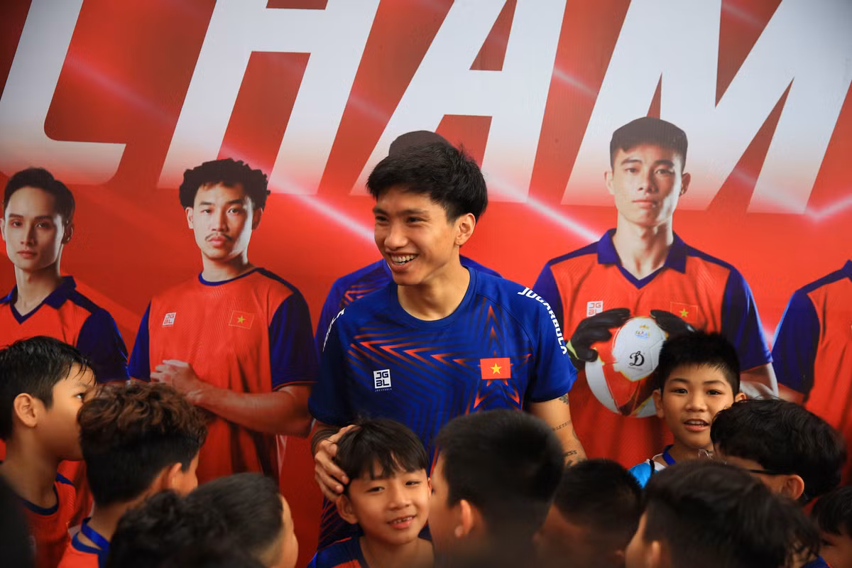 Sự kiện ra mắt trang phục trên cũng là cơ hội để người dân được tới tham gia và trực tiếp khám phá bộ sưu tập dành cho các vận động viên đội tuyển quốc gia trong kỳ SEA Games 32 sắp diễn ra tại Campuchia.