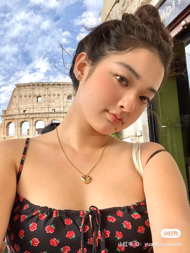 Crystal Yu năm nay 19 tuổi. Ngoài ra, hot girl Trung Quốc này cũng được chú ý vì có lựa chọn trang phục ấn tượng.