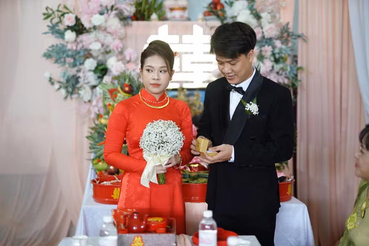 Bên dưới bài đăng, một số ý kiến bày tỏ sự đồng cảm với cô dâu. Ngoài ra, họ cũng cho rằng đây sẽ là những hình ảnh vô cùng đặc biệt, có 1-0-2 mà không phải ai cũng có được.