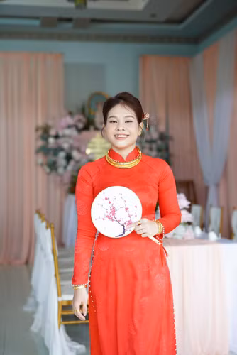 Cũng như bao nàng dâu mới khác, V.N cũng trang điểm kỹ càng để lên hình cho xinh. Ấy thế mà, nếu như người ta nhận ảnh về toàn cười dịu dàng, yêu kiều thục nữ thì cô dâu nhà mình không lườm thì liếc, hết chau mày lại nhắm mắt.