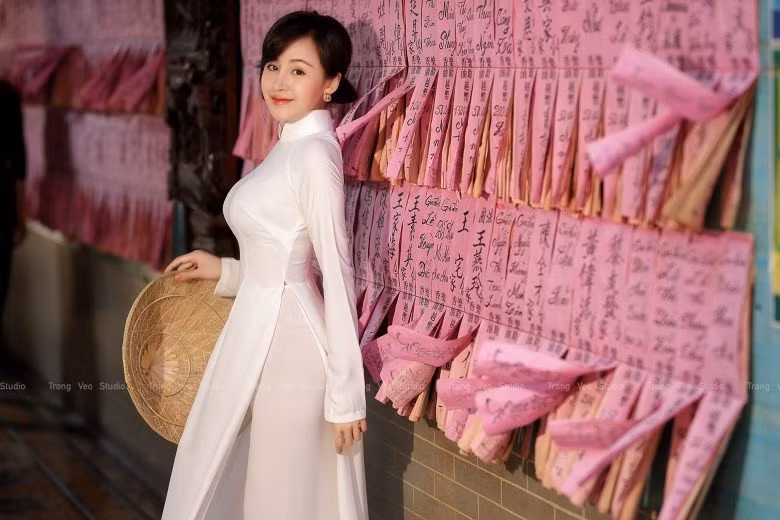 Quy trở lại với cõi mạng, tưởng chừng hot girl bà Tưng đã mất hết sức hút nhưng hoàn toàn trái ngược, độ nổi tiếng của cô nàng còn khủng khiếp hơn khi NHM bao năm vẫn chưa hề "thoát fan".