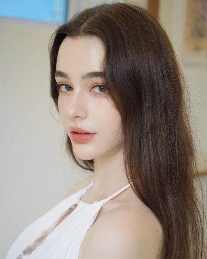 Trên trang cá nhân, Dasha Taran thỉnh thoảng đăng các bức tranh do mình vẽ.