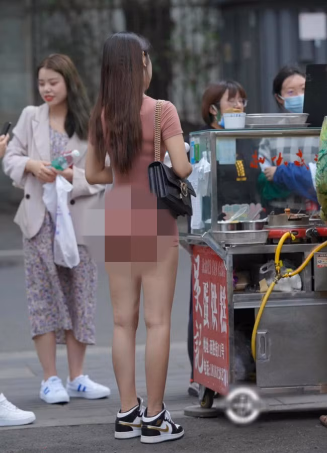 Diện set đồ tôn dáng nhưng chất liệu mỏng nên người đẹp trở nên “nổi bật” bất đắc dĩ.