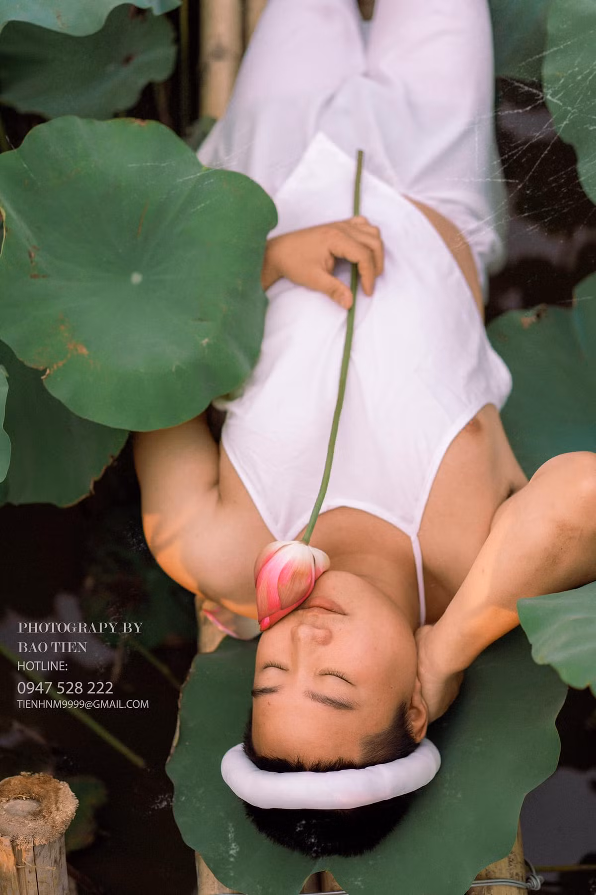 Sở hữu ngoại hình mũm mĩm và nụ cười tươi rói, nam thanh niên tạo đủ mọi tư thế khi chụp ảnh với hoa sen mà có lẽ ngay cả hội chị em cũng phải chào thua: Từ e ấp bên chiếc lá sen, lấy gáo múc nước, tay cầm đàn hay nằm mơ màng ở cây cầu tre...