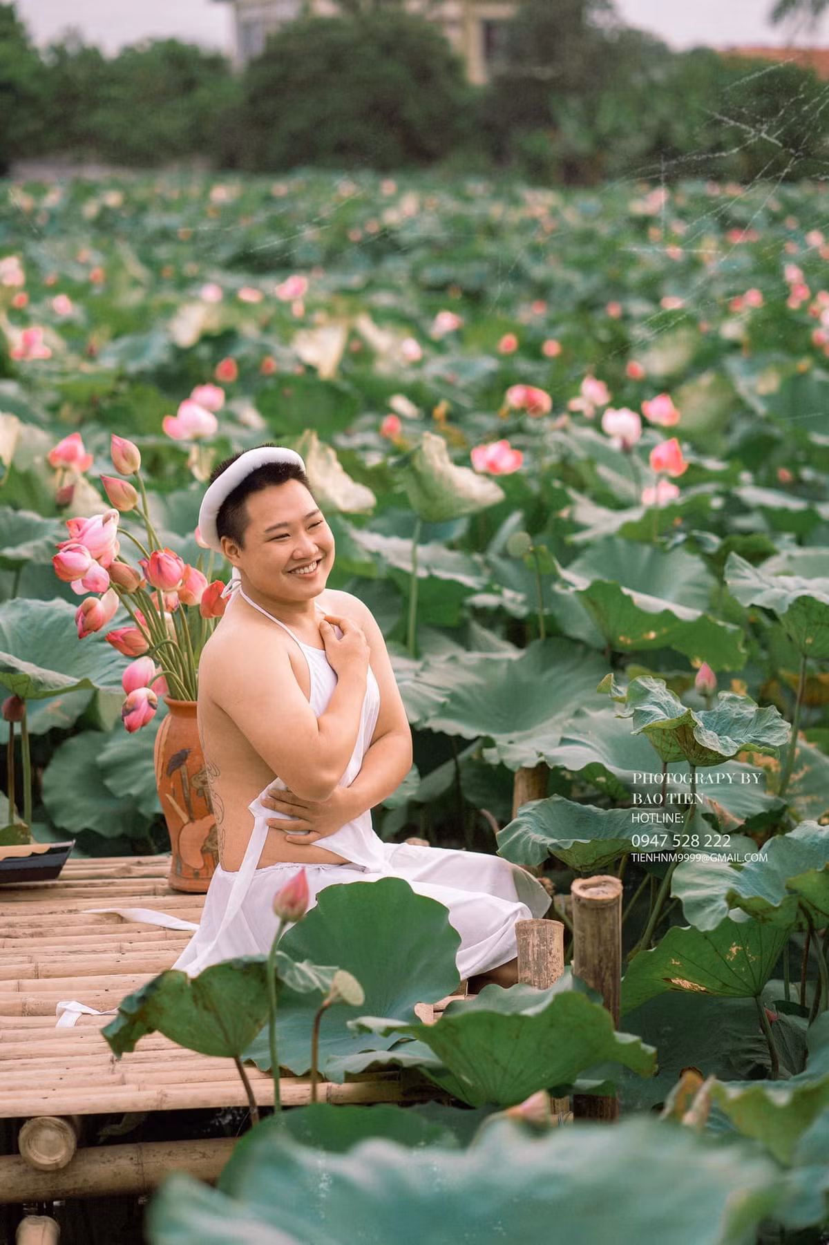 Bên cạnh những lời khen về pha "tấu hài" bên ao sen, bộ ảnh trên cũng nhận về không ít ý trái chiều. Nhiều người cho biết nó pha vỡ đi vẻ đẹp tinh tuyền của bộ áo tứ thân và đặc biệt là Quốc hoa của Việt Nam.