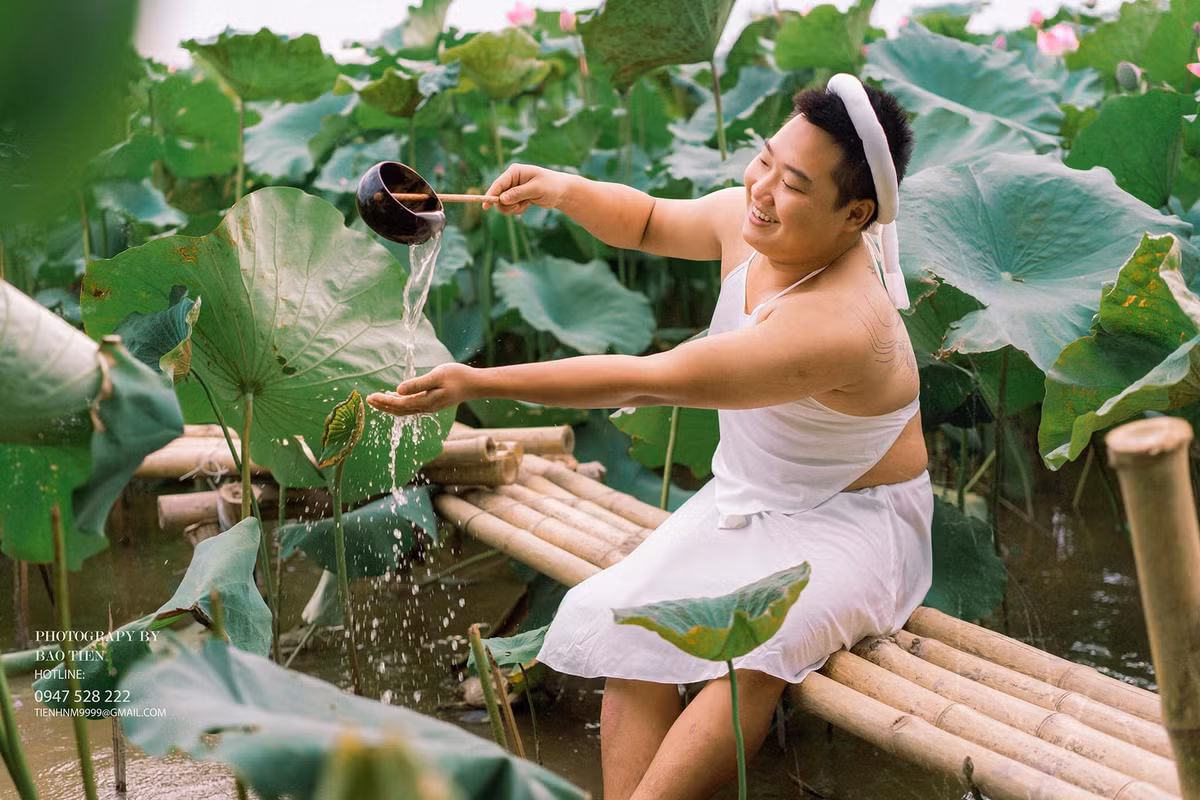 Cứ đến tháng 6, các netizen lại sẵn sàng chờ đón những bộ ảnh ở ao sen. Bên cạnh những tuyệt phẩm thì cũng không ít những pha bức ảnh khiến nhiều người được xả stress.