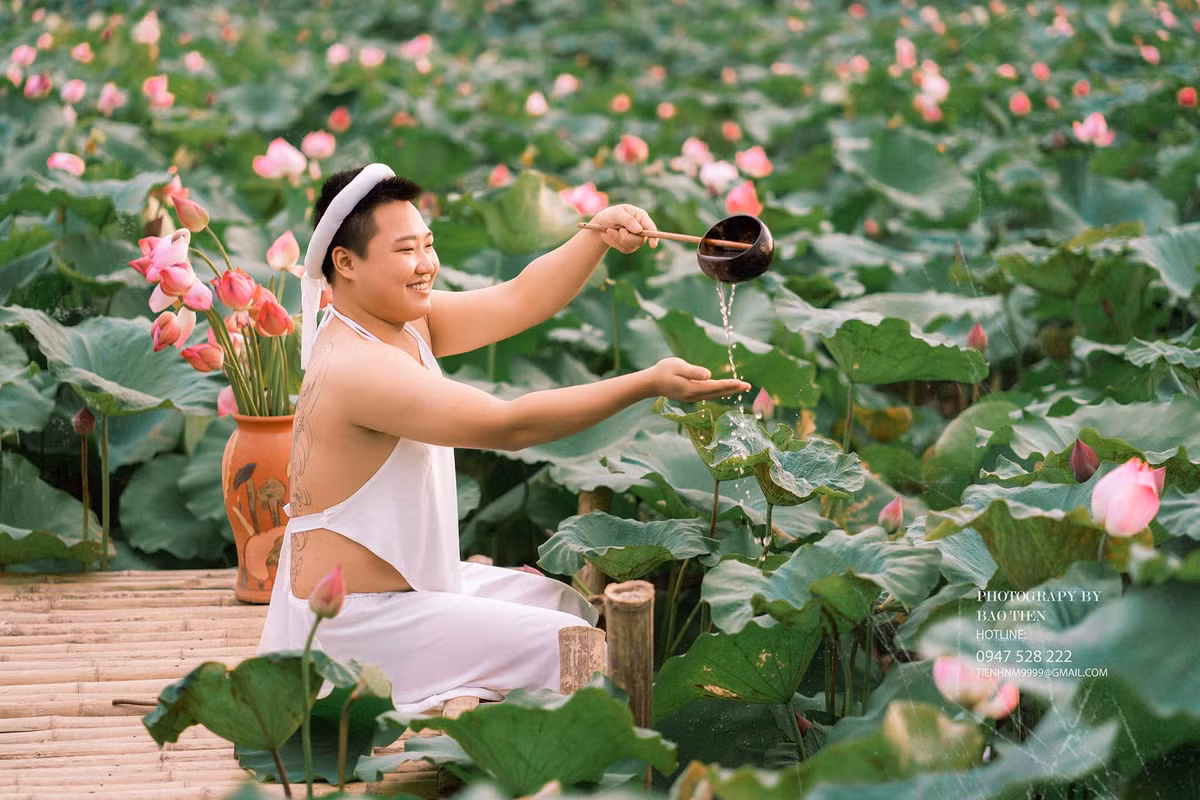 Điển hình như mới đây, một nam thanh niên ở Phủ Lý (Hà Nam) đã khiến nhiều người phải "cười rụng rốn" với loạt ảnh diện váy, áo yếm, đầu đội mấn tạo dáng bên hồ sen.