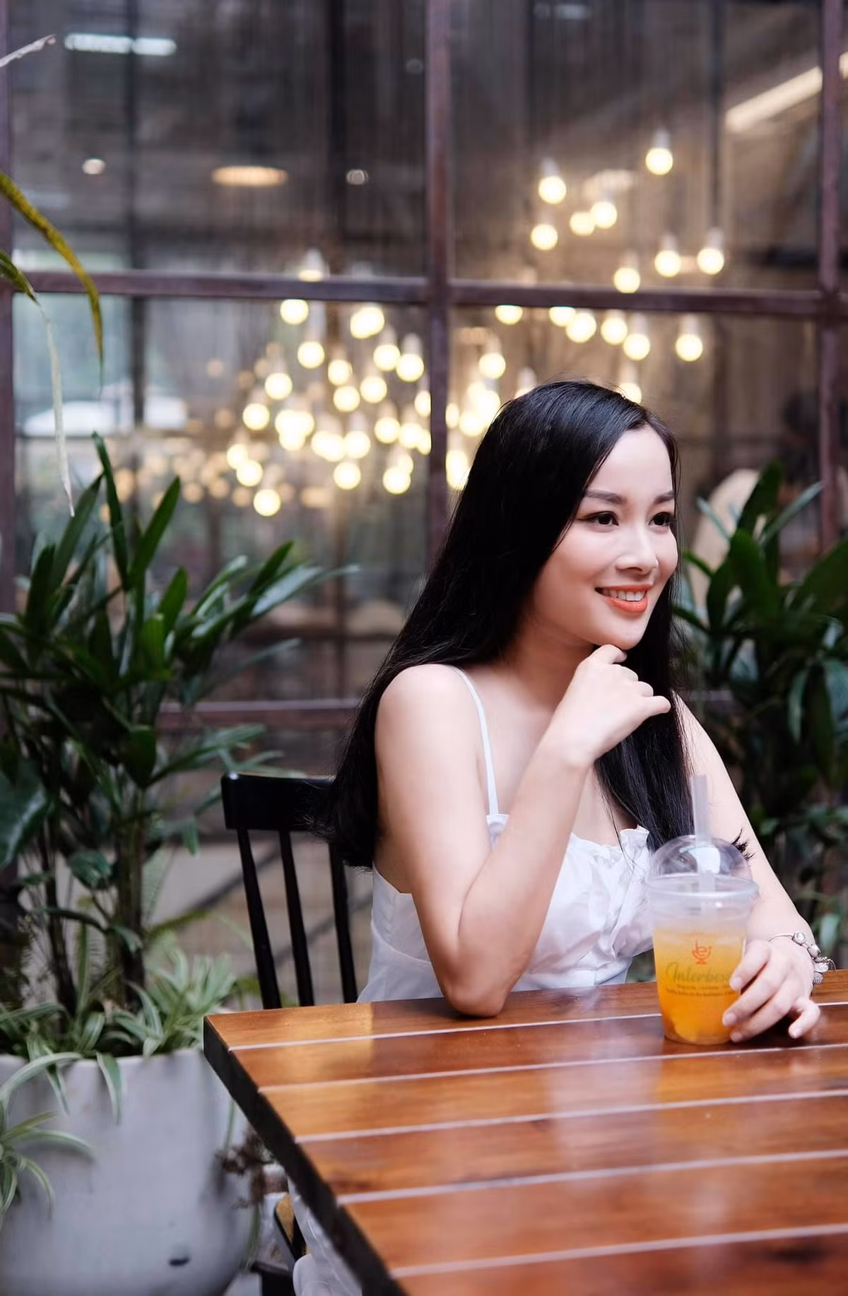 Là mẹ của 2 nhóc tỳ nhưng thân hình của Minh Hương làm cho hội chị em phải ao ước.
