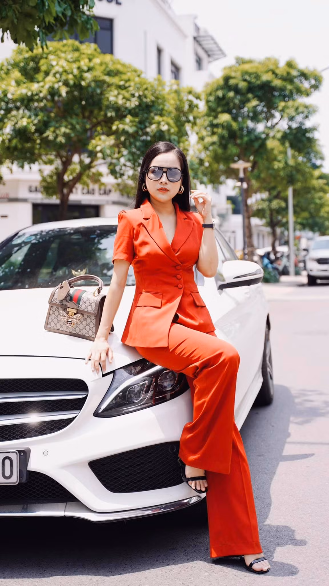 Trên trang cá nhân của Minh Hương, ngập tràn những bức ảnh "sang xịn mịn".