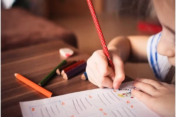 Nghỉ học ngừa dịch COVID-19, bà cháu tôi bày trò viết thư cho nhau - Hình 2 Nghi hoc ngua dich COVID-19, ba chau toi bay tro viet thu cho nhau-Hinh-2