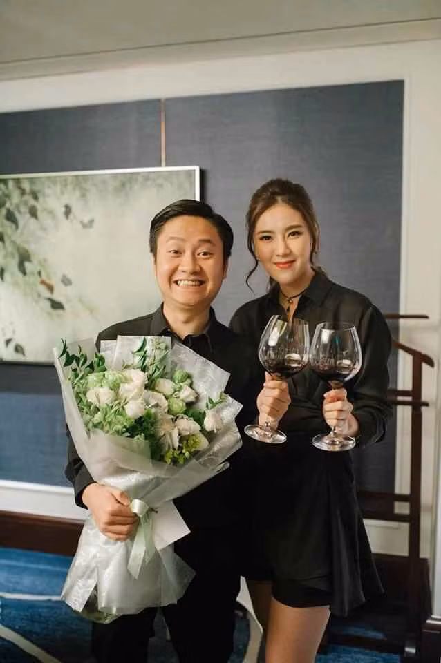 Đi kèm bức hình, Mai Ngọc hóm hỉnh cho rằng chồng doanh nhân ngày trước vô cùng "mi nhon", còn giờ đã khác xa: "Ngày này 10 năm trước... mọi người bảo tôi dùng hao mà rõ là anh ấy phì nhiêu lên mà".