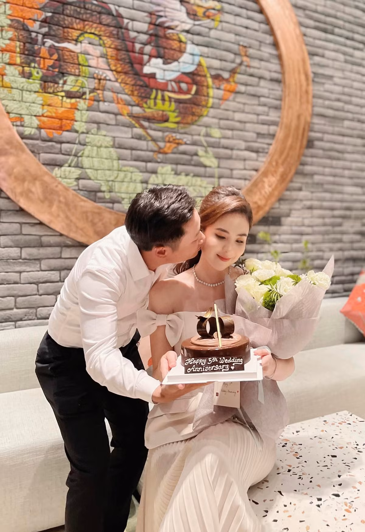 Bên cạnh diện mạo thay đổi của doanh nhân Hoài Nam, điều khiến nhiều người chú ý chính là nhan sắc của MC Mai Ngọc.