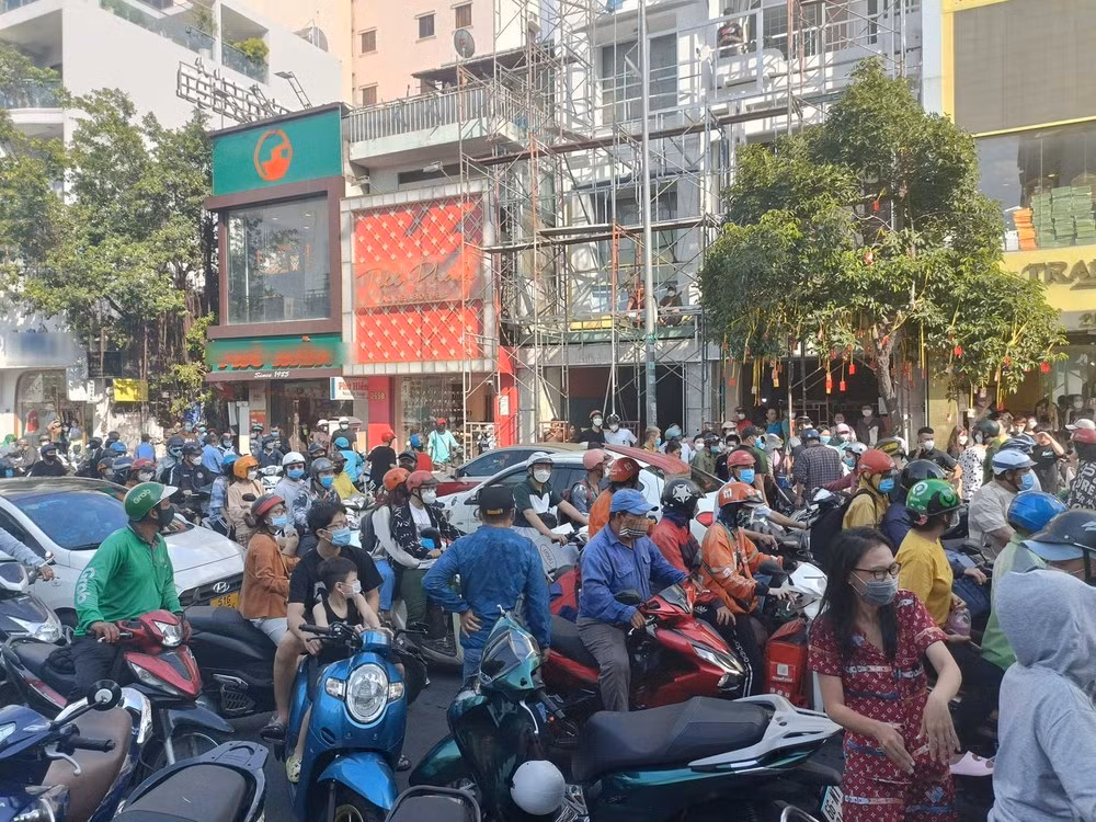 Cụ thể, vì cho rằng Trần My sử dụng sản phẩm bên mình nhưng bán với mức giá rẻ hơn làm giảm độ uy tín mà 2 bên đã xảy ra cự cãi. Để giải quyết mọi chuyện nên bên kia đã đến trực tiếp đến cửa hàng của Trang Nemo để nói chuyện.
