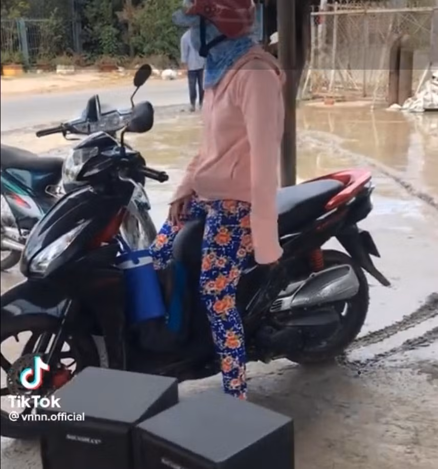 Mới đây, một video ghi lại cảnh người phụ nữ đi xe máy lao lên đường bê tông vừa làm xong. Hậu quả, đường bị hư hỏng, tạo thành vết cắt dài tạo bởi bánh xe.