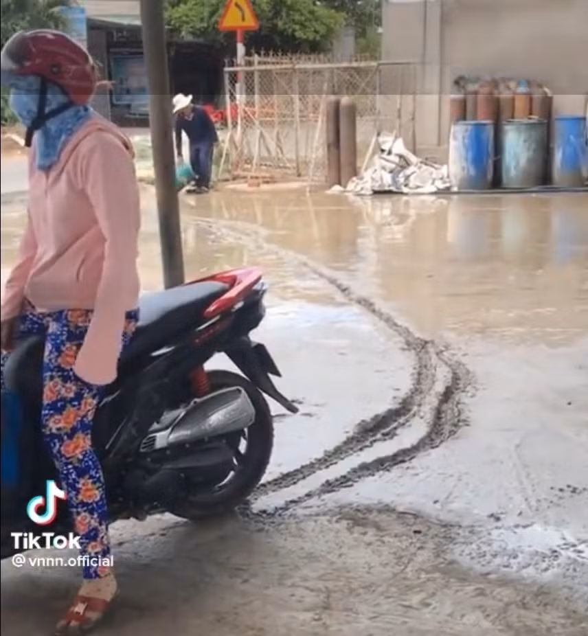 Quan sát có clip có thể thấy, người phụ nữ trên sau pha xử lý làm hỏng đường bê tông vừa làm vẫn còn khá ngơ ngác, chưa hiểu chuyện gì vừa xảy ra.