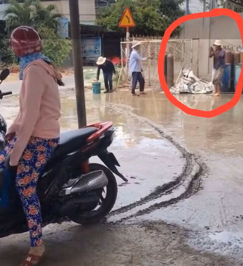 Còn với những người thợ, chứng kiến người phụ nữ làm hỏng đường bê tông mình mới hoàn thành chỉ biết chắp tay lạy pha xử lý vô cùng thiếu ý thức trên.