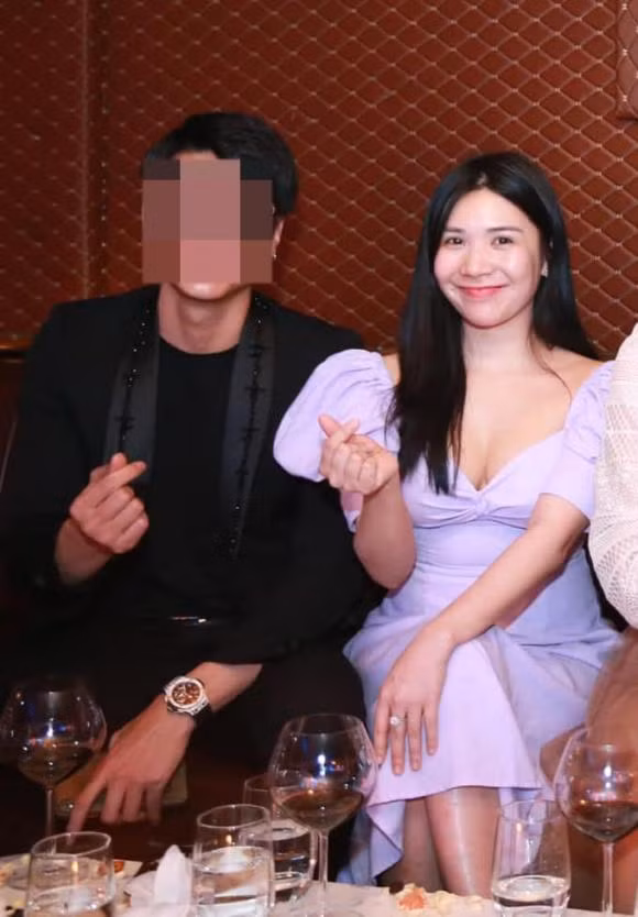 Trên trang cá nhân của mình mới đây, hot girl Thanh Bi đăng ảnh tụ tập với bạn bè và ngay lập tức bị netizen soi vào cân nặng.