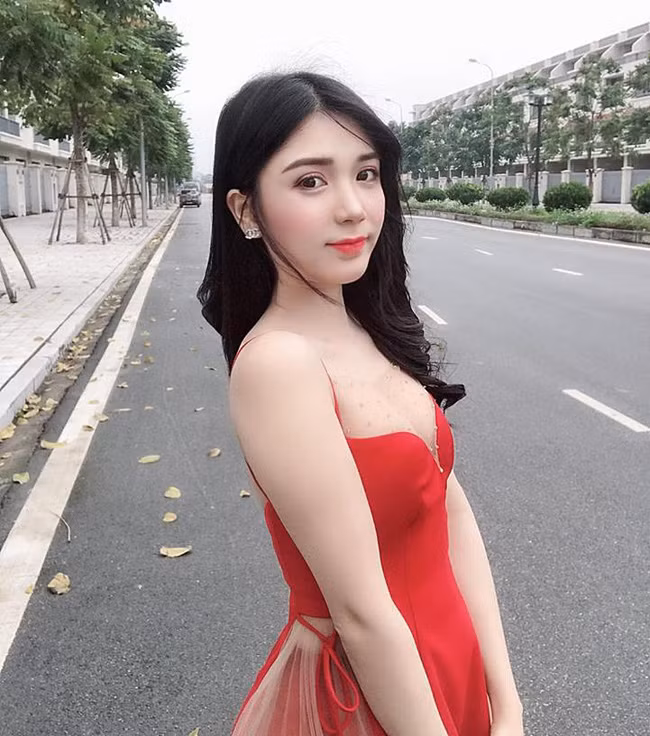 Cùng ngắm nhìn những hình ảnh vô cùng thon gọn của Thanh Bi trước khi bị dân mạng soi vào thân hình có phần tăng cân.