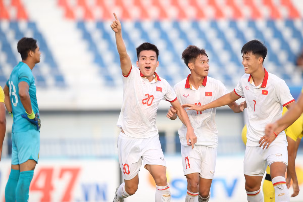 Thang Malaysia, U23 Viet Nam sang cua bao ve ngoi vuong