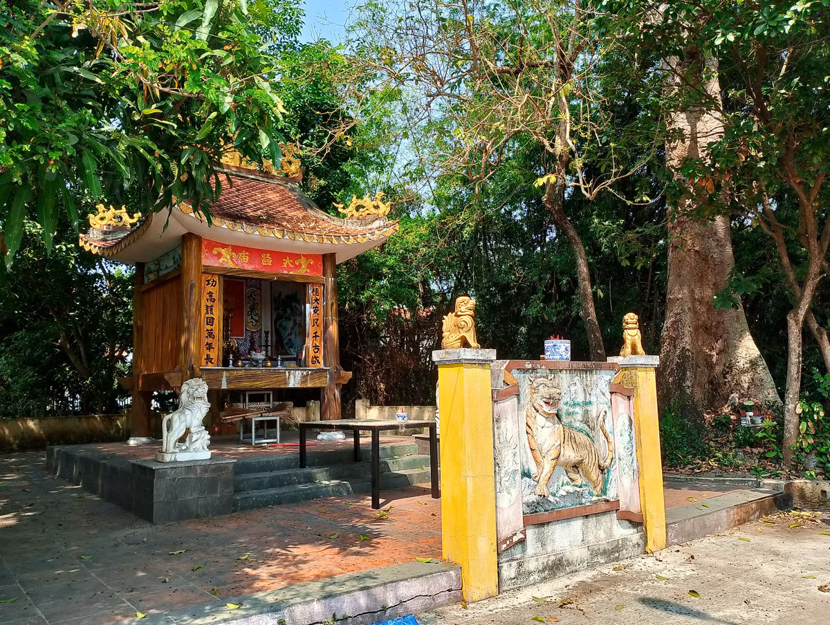 Ban đầu miếu được xây dựng bằng 4 thanh gỗ trắc lợp tranh theo lối nhà sàn. Qua nhiều lần tu sửa, từ 2015 thì được xây mới như hiện nay.