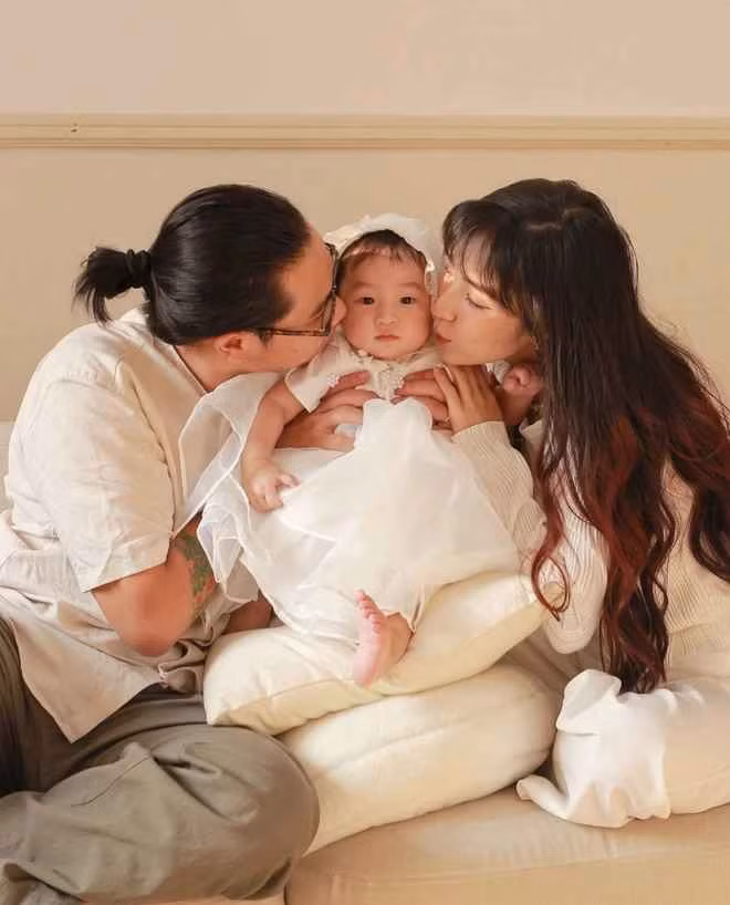 Đến lần hẹn thứ năm, thứ sáu, Minh tỏ tình. Nhưng anh không nói thẳng, mà giao hẹn, nếu cô không ôm, anh không chở cô trên xe nữa. Cái ôm của Hà thay cho lời tuyên bố yêu đương. Cặp đôi hẹn hò được 8 tháng, Minh cầu hôn Hà. Hà không đồng ý cũng không từ chối, chỉ cười cười.