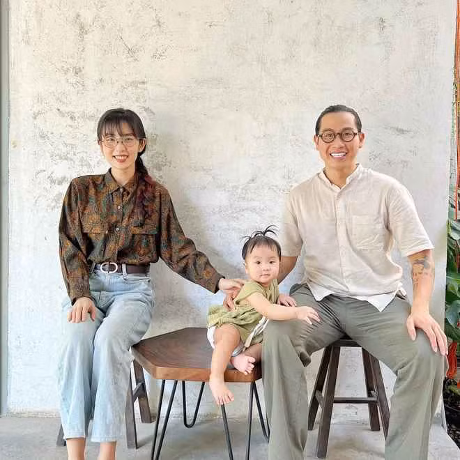 Hai người có buổi hẹn đầu chớp nhoáng nhưng cũng có nhiều kỷ niệm. Minh vốn là người đàn ông nói không với bia rượu, thuốc lá, anh lịch sự nhường Hà chọn chỗ hẹn. Hà thì thoáng tính hơn, chọn hẹn tại một quán bia là “mối ruột” mà cô hay đến cùng bạn bè thân thiết.