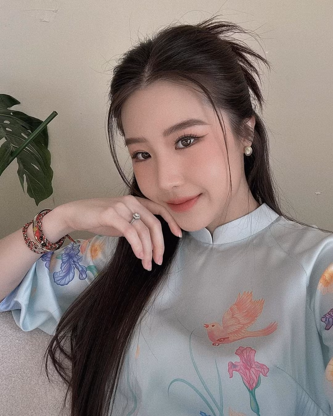 Bà xã của Quân A.P là Lê Khanh (SN 1997, Hà Nội), cả hai học chung trường THCS Ngô Sĩ Liên và THPT Phan Đình Phùng. Tính đến thời điểm này, cặp đôi có 12 năm gắn bó, xuất phát từ chuyện "tình yêu gà bông" đến cùng nhau xây dựng một gia đình hạnh phúc.