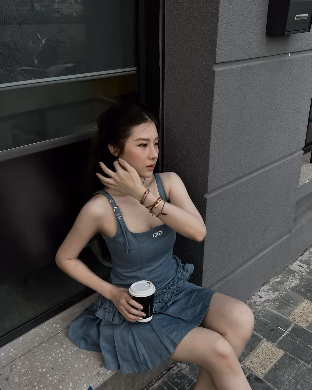 Nhìn loạt hình ảnh từ xưa đến nay của bà xã Quân A.P, nhiều người dành lời khen bởi cô nàng lúc nào cũng xinh đẹp, visual ấn tượng.