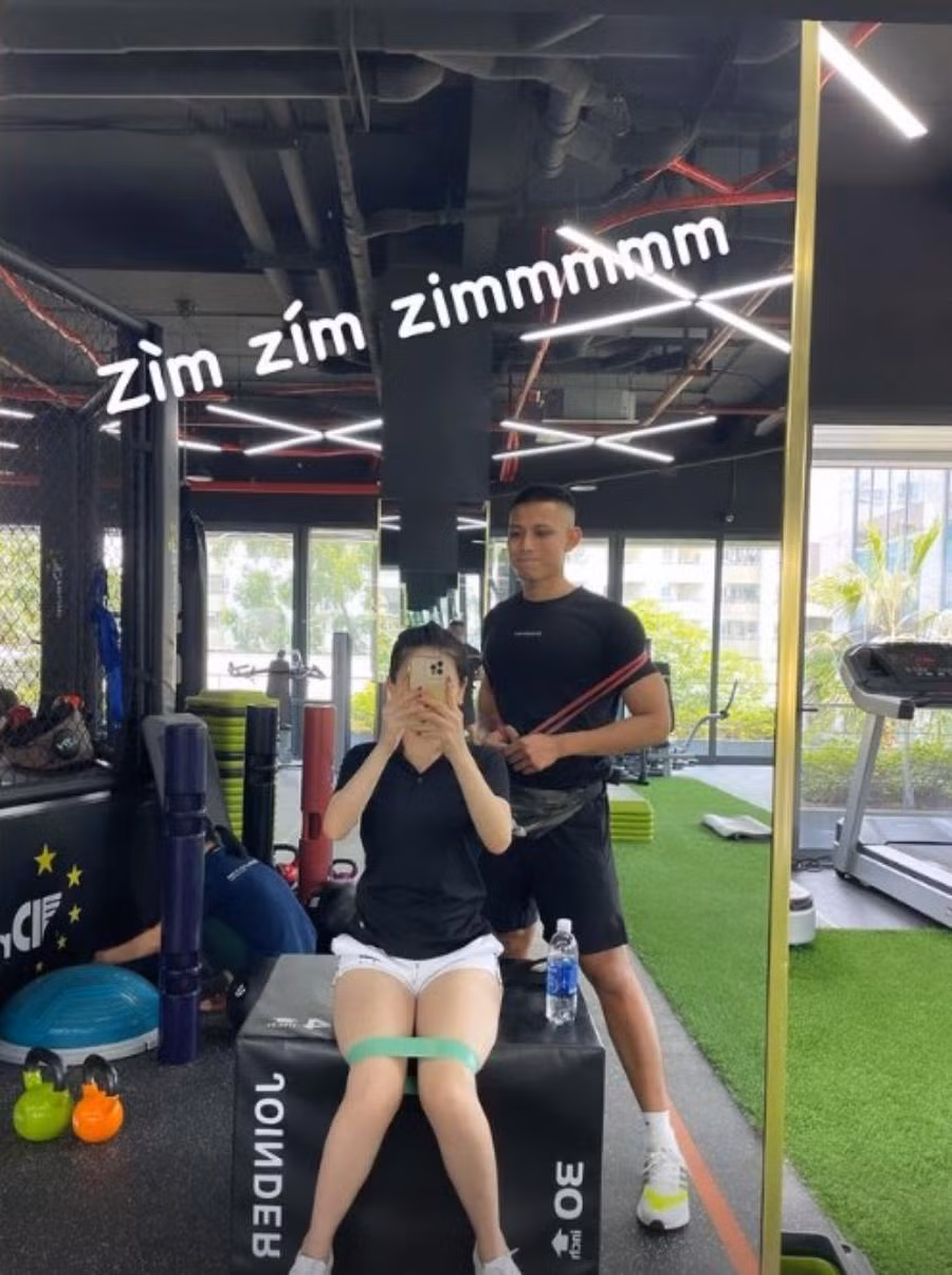 Sau bao năm làm nghệ thuật, Huyền Trang vẫn duy trì sắc vóc tươi trẻ. Trong đó, tập gym là phương pháp mà cô gắn bó nhiều năm qua để dáng săn chắc.