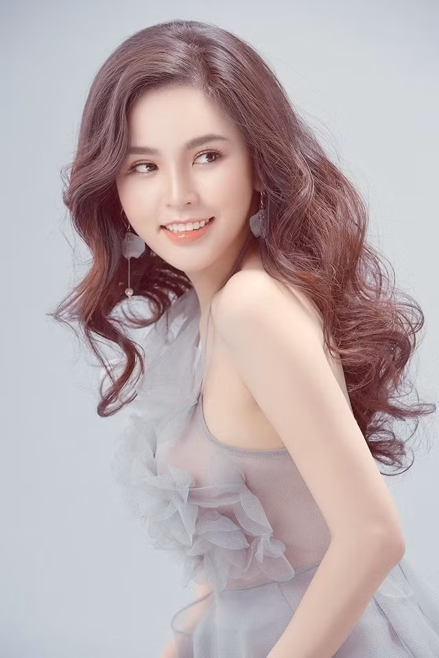 Đồng thời với bài tập tách đùi, Phi Huyền Trang tập tay cùng dây kháng lực giúp phần mỡ bắp tay tiêu biến.