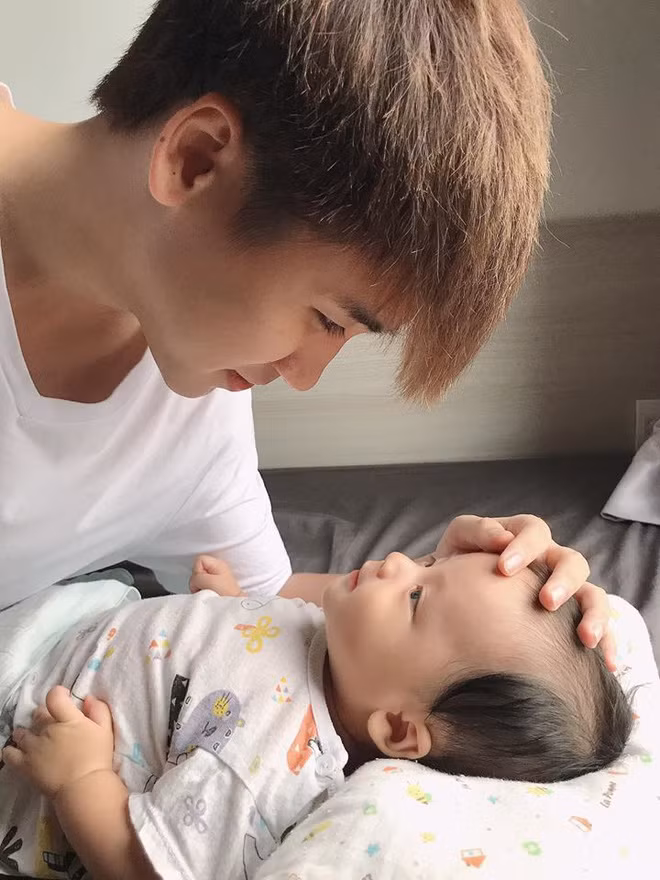 Tháng 12/2019, kỉ niệm 1 năm kết hôn, vợ chồng Huy Cung mới lần đầu công khai hình ảnh cậu con trai đầu lòng.