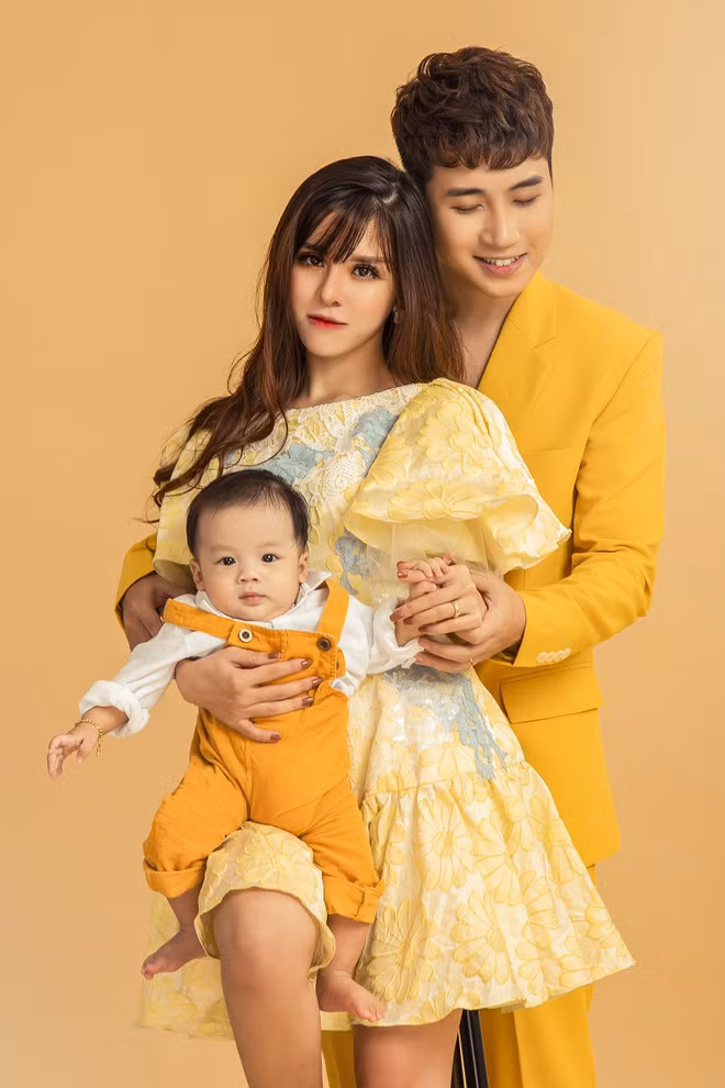 Khi bức ảnh gia đình nhỏ của Huy Cung được đăng tải cũng là thời điểm cậu con trai đã 4 tháng tuổi.