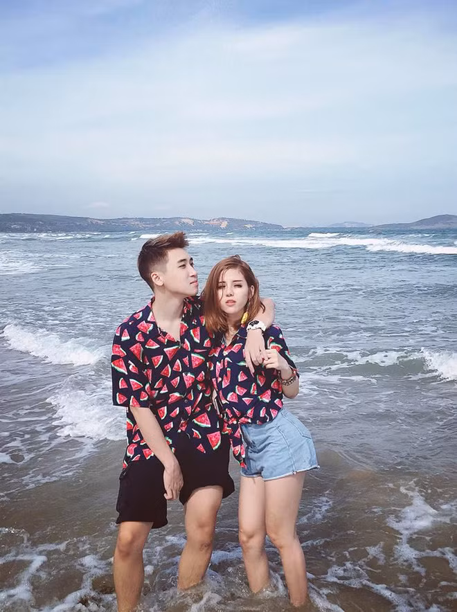 Quá khứ của Mỹ Linh cũng nhiều lần bị cư dân mạng đào lại, từ chuyện phẫu thuật thẩm mỹ cho đến tin đồn bỏ học từ năm lớp 7...