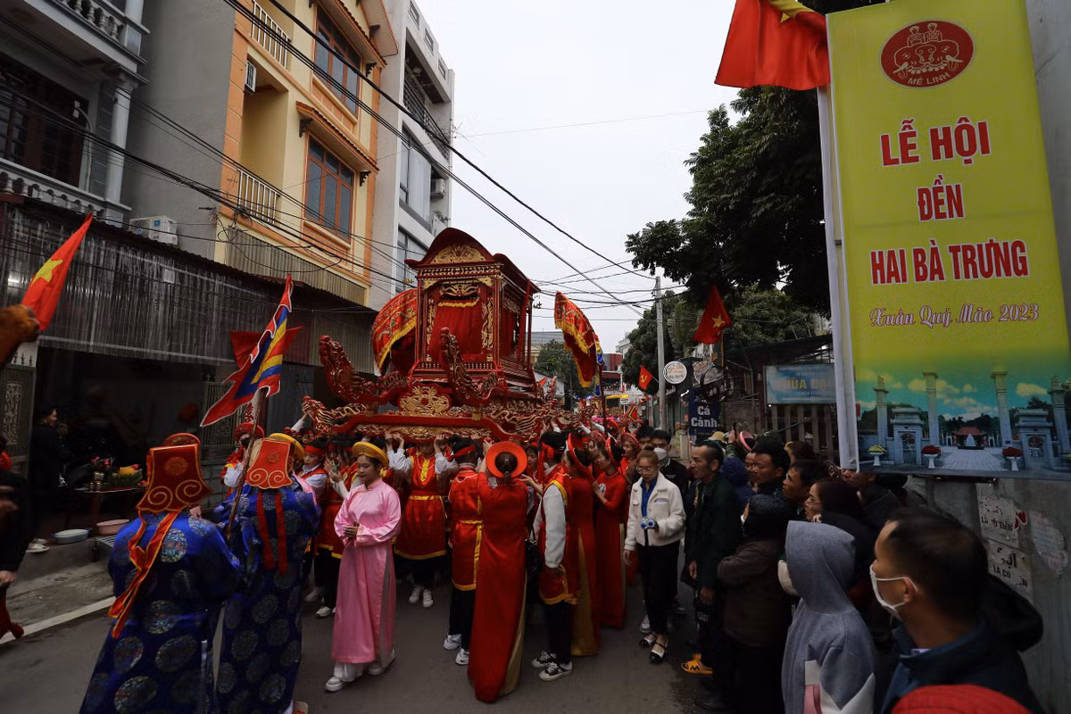 Ngay sau khi khởi nghĩa thắng lợi, Hai Bà Trưng xưng Vương, lập Kinh đô, tiến hành củng cố, xây dựng lại đất nước, trở thành vị vua nữ đầu tiên của dân tộc.