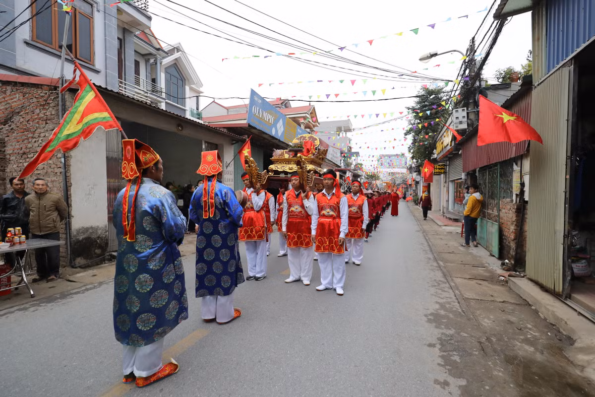 Sáng mùng 6 tháng Giêng, người dân Mê Linh tổ chức rước kiệu Hai Bà, kiệu Thành hoàng làng Hạ Lôi và kiệu Thánh Cốt Tung - một danh tướng của Hùng Duệ Vương được thờ tại làng Hạ Lôi.