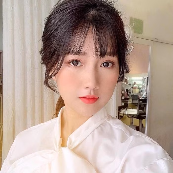 Cái tên tiếp theo trong dàn hot girl Việt được nhắc đến khi dịch chuyển phong cách sang quyến rũ là Nguyễn Hoàng Kiều Trinh hay Trinh Xíu. Cô nàng sinh năm 1994 này bất ngờ nổi tiếng nhờ tấm hình chụp lén khi đang mua bánh tráng trộn năm 2014.