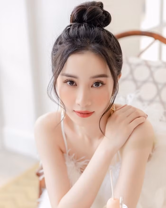 Không chỉ gây thương nhớ bởi nhan sắc dịu dàng, ngọt ngào, Jun Vũ còn sở hữu body quyến rũ, "vòng nào ra vòng đó".