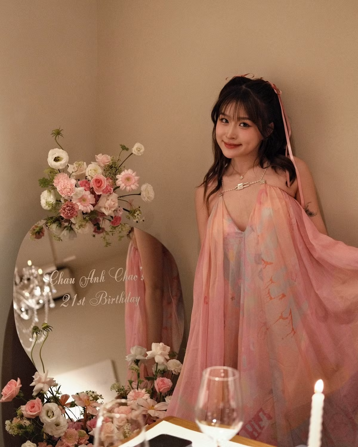 "Cô vợ quốc dân" cùng các anh chị em ngồi quây quần trên chiếu, chiếc bánh kem được đặt trên chiếc ghế nhựa và bánh kẹo ở chính giữa.