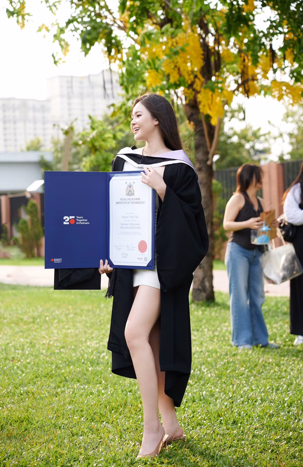 Mới đây trên trang cá nhân, Thảo Nguyên đã khoe những bức ảnh trong ngày tốt nghiệp trường ĐH danh tiếng RMIT.