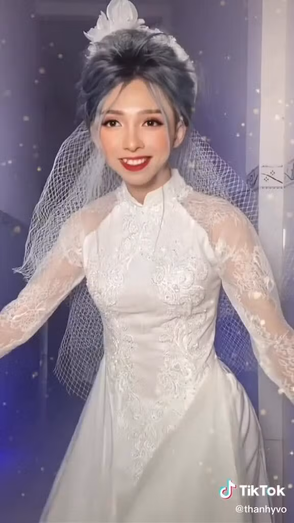 Trong quá khứ, nhiều netizen cho rằng Thành Ý thường “đóng khung” trong 1 nhân vật. Từng chia sẻ khéo léo về vấn đề này trên trang cá nhân, Thành Ý cho hay: “Thực sự thì bản thân mình cũng sợ rằng mọi người đã quá quen với hình ảnh Má Cám rồi. Điều này có thể khiến những thay đổi của mình khó được chấp nhận hơn. Đây cũng chính là lí do mình luôn cố gắng lồng ghép nhiều nhân vật vào các clip chứ không riêng gì nhân vật Má Cám”.