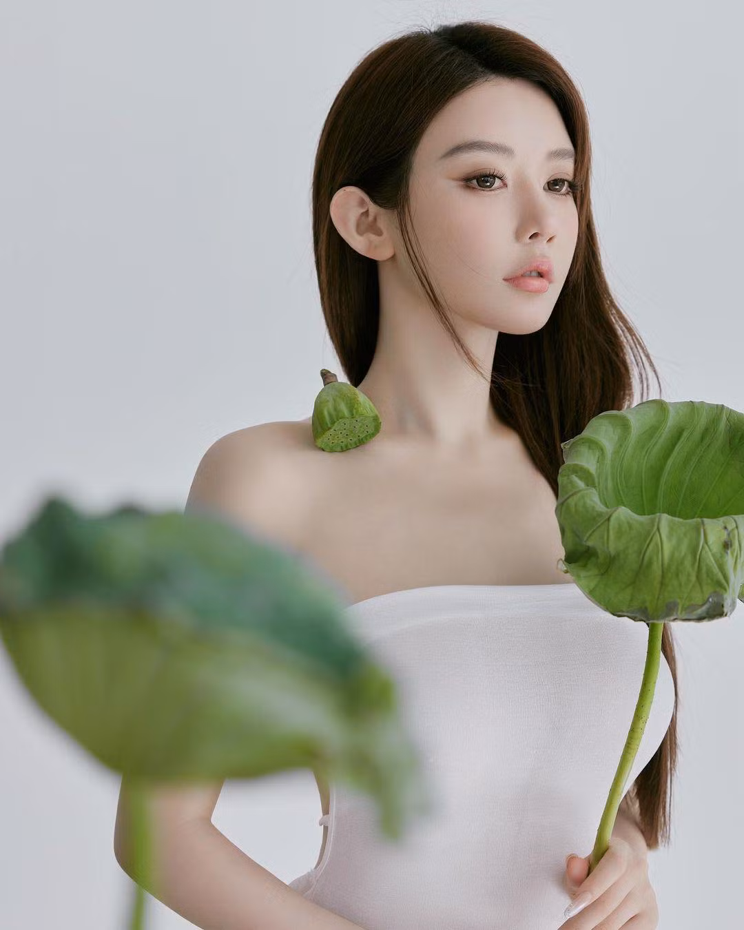 Chu Lâm Gia (tên tiếng anh là Loly, quê Tứ Xuyên, Trung Quốc) là nữ diễn viên trẻ nổi tiếng nhờ sở hữu ngoại hình xinh đẹp, vóc dáng gợi cảm. Cô tốt nghiệp Đại học Truyền thông Trung Quốc và bắt đầu sự nghiệp diễn xuất vào tháng 2/2019 trong bộ phim "Flying Life".