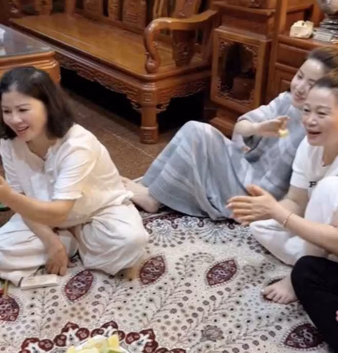 Ở nhà chồng, Chu Thanh Huyền diện váy dài kín đáo. Cô nàng thoải mái ca hát, ăn uống cùng mọi người.