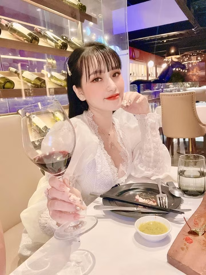 Trang Tây xin tiền bố mẹ mở tiệm spa ở Đà Nẵng nhưng thực chất núp bóng mua bán ma túy. Ngoài ra, để tạo lớp vỏ bọc cho mình, y luôn đăng tải thông tin về spa, làm đẹp, khoe những hình ảnh về cuộc sống sang chảnh, xa xỉ, có nhiều tiền…