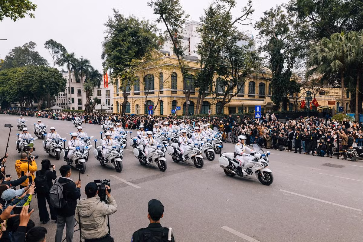 Màn biểu diễn nhiều kỹ thuật điêu luyện của đội hình mô tô hộ tống thuộc Bộ Tư lệnh Cảnh vệ.