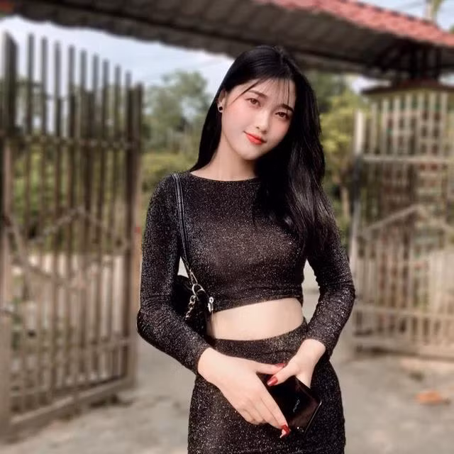 Sau khi nổi tiếng, Giàng Thị Váng thi thoảng nhận lời làm người mẫu quảng cáo và tham gia hoạt động nghệ thuật.