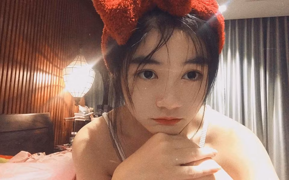Trên trang cá nhân, Nam Phương duy trì sức hút nhờ hình ảnh nữ tính, ngọt ngào.